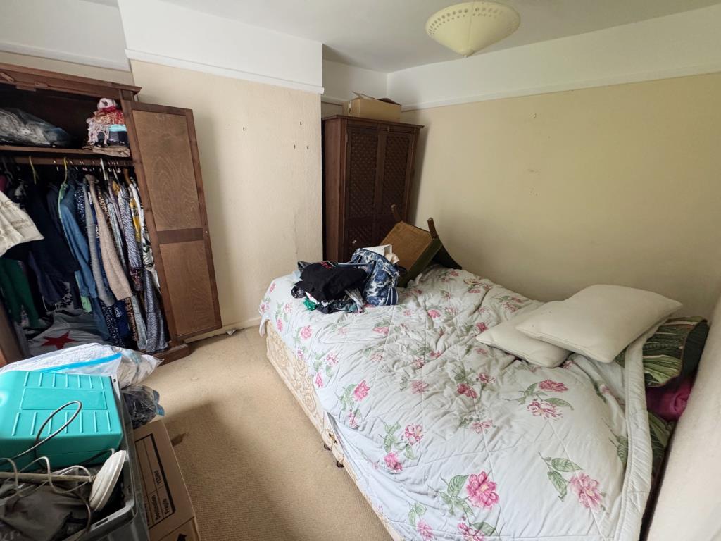 Lot: 20 - THREE-BEDROOM TERRACE HOUSE FOR IMPROVEMENT - Bedroom 3